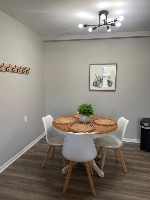 The Delores - 2 Bedroom Apt In Quilt Town, Usa Hamilton 外观 照片